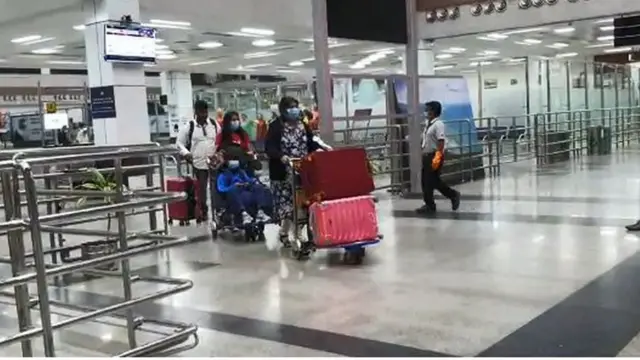 సింగపూర్ నుంచి విశాఖ చేరుకున్న తెలుగువారు