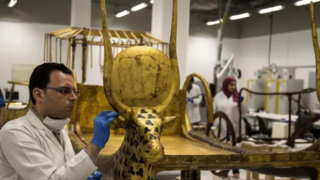 ترميم مقتنيات مقبرة الملك الشاب توت عنخ آمون