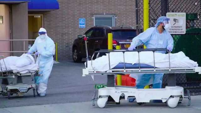 নিউ ইয়র্কের ব্রুকলিন হাসপাতালে লাশ বের করে আনছে স্বাস্থ্য কর্মীরা, ০৭-০৪-২০২০।
