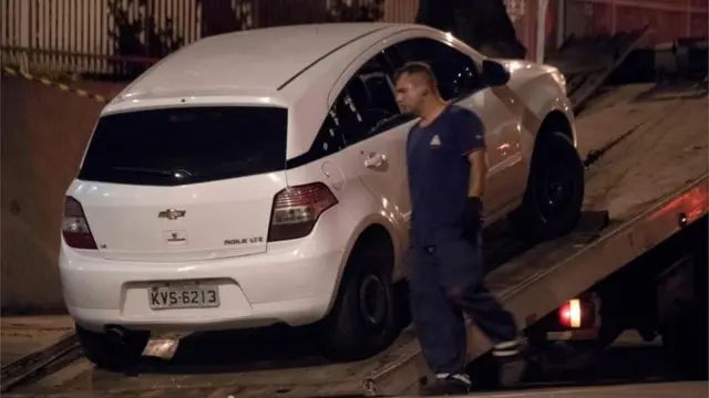 Transportan vehículo en el que viajaba Franco.