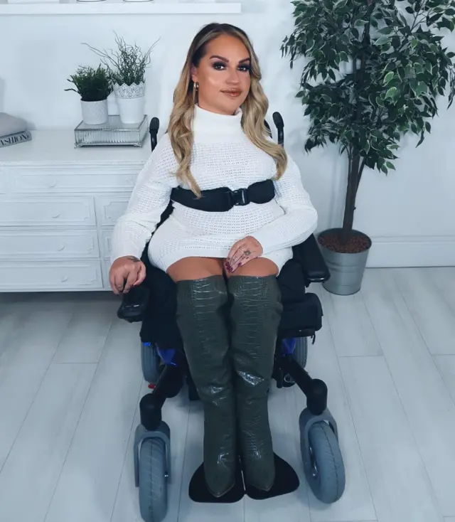 테스는 이제 전업 인플루언서로 활동한다