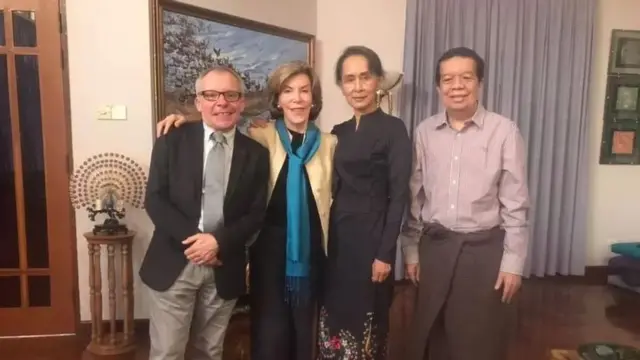 စီးပွားရေးအကြံပေး မစ္စတာရှောင်တာနယ် (ဘယ်အစွန်)