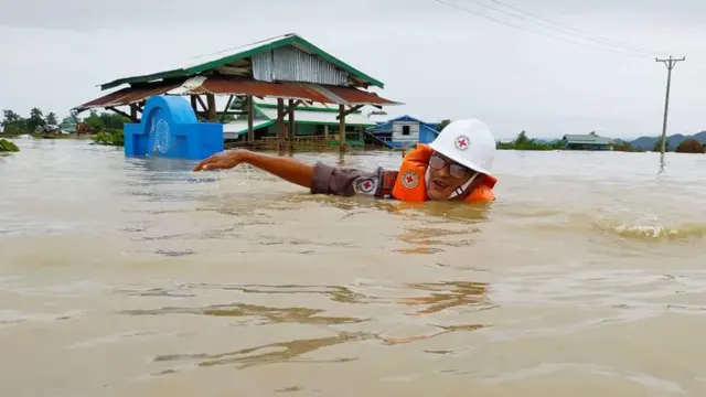 ကျောက်တော်၊ မြောက်ဦး၊ မင်းပြားမြို့ တွေမှာတော့ စစ်ဘေးဒုက္ခသည်တွေနေထိုင်တဲ့ ဒုက္ခသည်စခန်းပေါင်း ၁၆ ခုခန့် ရေနစ်မြုပ်