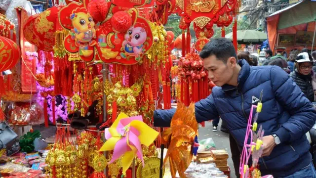 Người Việt Nam đón Tết Đinh Dậu