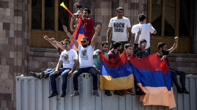 Ереван, протестующие на Площади республики