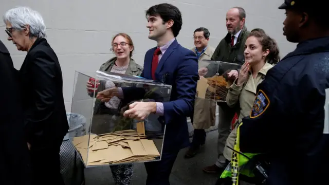 志愿者搬运投票箱紧急撤离法国驻纽约总领馆（22/4/2017）