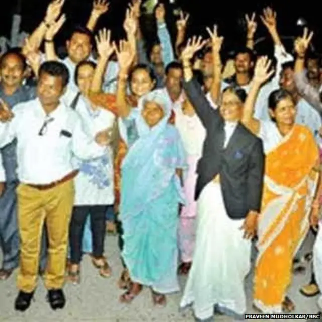 कोर्टाबाहेर जामिनावर सुटलेल्या महिला