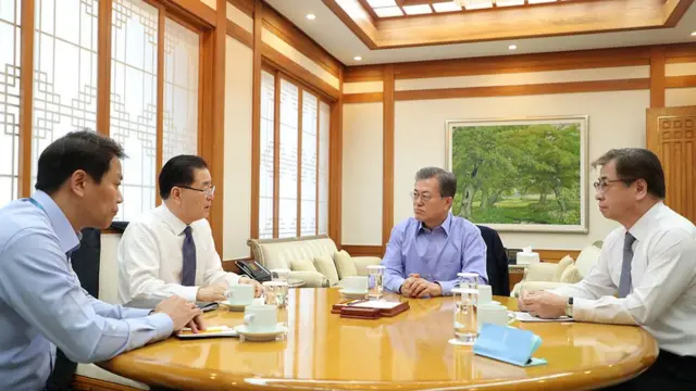 문재인 대통령이 11일 청와대에서 정의용 국가안보실장, 서훈 국정원장으로부터 방미 성과를 보고받고 있다