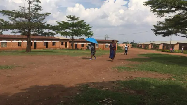 Abo banyarwanda bavuga ko aya mazu asa na ho ntacyo abamariye kinini kuko batanayafiteho uburenganzira busesuye.