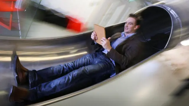 坐著滑梯迎接下一個季度的考核，你的童年就能復活（圖片來源：Alamy）