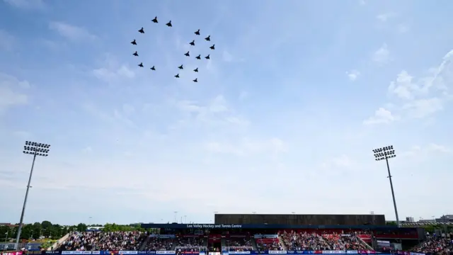 Строй самолетов в форме инициалов CR на востоке Лондона на пути на воздушный парад