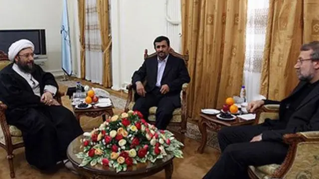 از راست علی لاریجانی رئیس مجلس، محمود احمدی نژاد و صادق لاریجانی رئیس قوه قضائیه