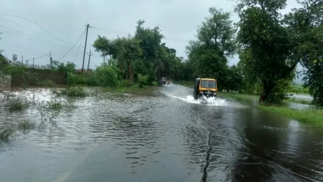 पुराचं पाणी महामार्गावर