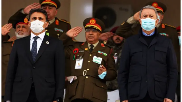 وزير الدفاع التركي خلوصي أكار(يمين) وبجواره نظيره الليبي خلال زيارته الأخيرة إلى طرابلس