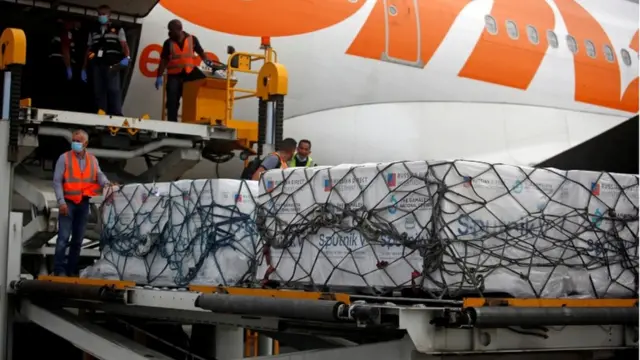 Descarga de la vacuna rusa en el aeropuerto de Caracas.