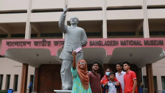 ঢাকায় জাতীয় যাদুঘরের সামনে শেখ মুজিবের ভাস্কর্য।
