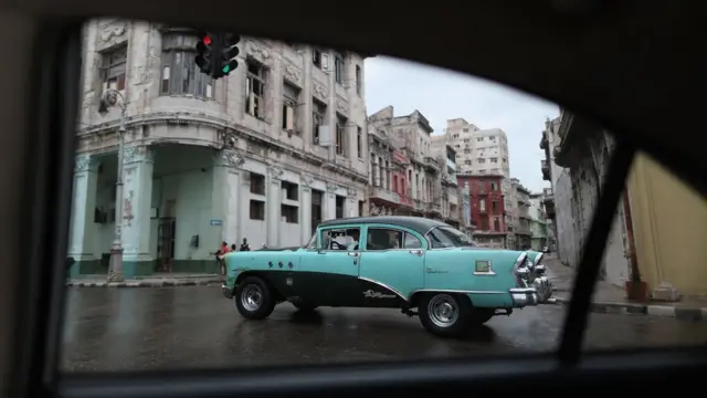 Un auto antiguo en las calles de La Habana, Cuba.