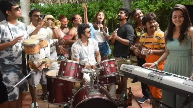 'பீஸ்ட்' படக் குழுவினர் நடிகர் விஜய் காரில் பயணம்