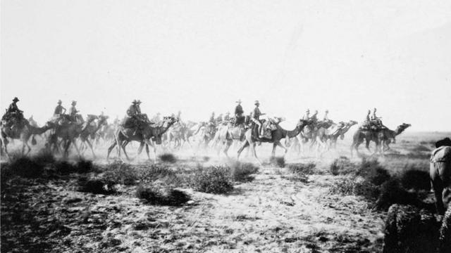 El cuerpo de soldados australianos a camello, en plena acción en Shania, cerca de Beesheba, en diciembre de 1917. (Foto: Dan Gazit/Dominio público)