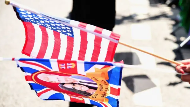 Свадьба принца Гарри и Меган Маркл - флаги в руках поклонника