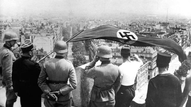 1940年，纳粹党旗在巴黎凯旋门上飘扬