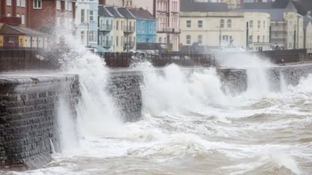 คลื่นซัดเข้าตลิ่ง