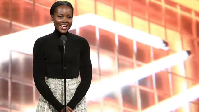 L'actrice et réalisatrice Lupita Nyongo en train de parler.