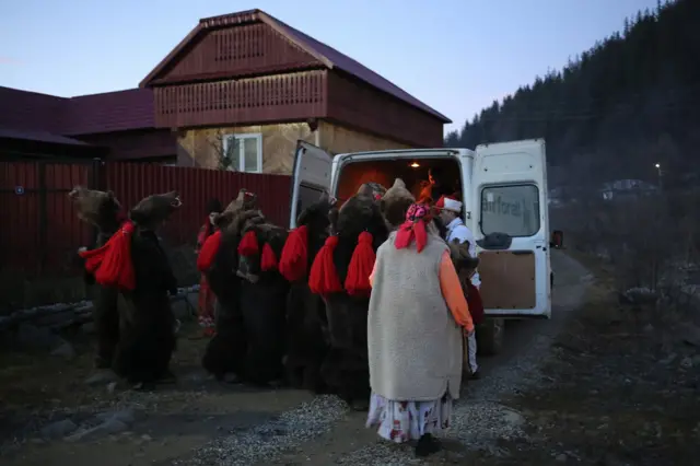 Medvedi sa vođom grupe ulaze u kombi koji će ih vratiti u Asau. Nakon toga se nastavlja ophod po selu do kasnih večernjih časova, odnosno dok medvedi ne posete sve domaćine. Igra medveda koja predstavlja kontunuitet drevnog verovanja u čudotvorne moći ovih životinja ima veliki značaj za kulturni identitet lokalnih zajednica.