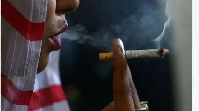 Aworan ọmọbinrin to n mu siga