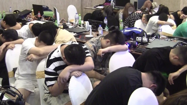 පසුගිය දා මහනුවර කුණ්ඩසාලේ ප්‍රදේශයේ හෝටලයකදී ඔන්ලයින් මූල්‍ය වංචා සම්බන්ධයෙන් අත්අඩංගුවට ගැනුණු චීන ජාතිකයින් පිරිසක්