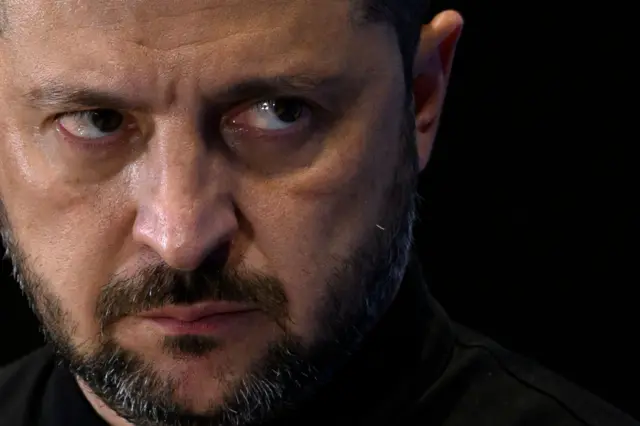 زيلنسكي يحدق بعينيه ويبدو غاضبا