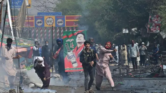 ইমরান খানের গ্রেফতার প্রতিবোদে পুলিশের সাথে সমর্থকদের সংঘর্ষ