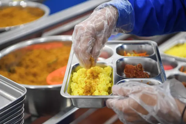 Foto ilustrasi: Petugas menyiapkan Makanan Bergizi Gratis (MBG) menu nusantara di sebuah Satuan Pelayanan Pemenuhan Gizi (SPPG).