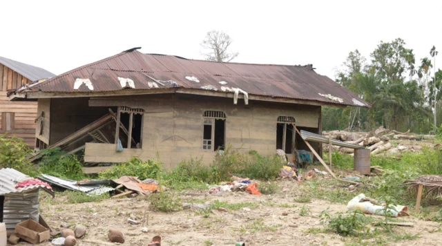 Sebuah rumah nampak terbengkalai dan rusak, usai dihantam banjir dan gelondongan kayu, November lalu di Desa Geudumbak, Aceh Utara.