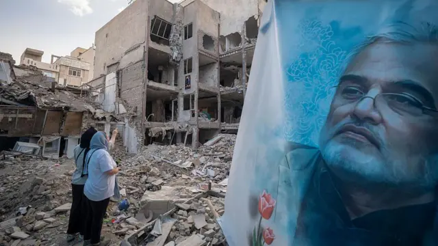 پوستر از چهره محمدمهدی طهرانچی و ساختمان ویران شده