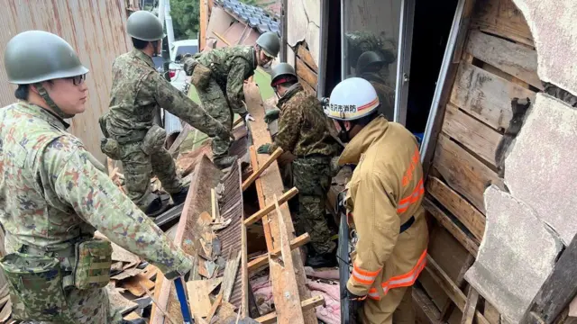 Soldados e bombeiros da Forçacasas de apostas confiáveisAutodefesa Japonesa conduzem operaçõescasas de apostas confiáveisresgatecasas de apostas confiáveisuma casa desabada causada por um terremotocasas de apostas confiáveisWajima, provínciacasas de apostas confiáveisIshikawa