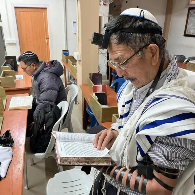 प्रार्थना करत असलेल्या मुसई हनामटे यांचे आई-वडील जवळपास 20 वर्षांपूर्वीच इस्रायलला गेले