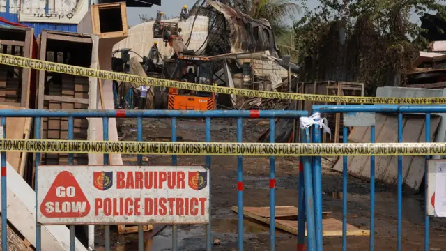 पुलिस के अनुसार शरीर के कुछ हिस्से मिले हैं इसलिए मारे गए लोगों की सही संख्या पता नहीं चल पा रही है