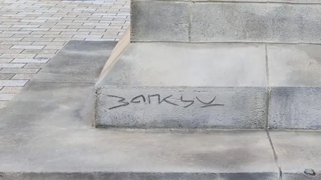 Benksi, benksijeva statua u londonu