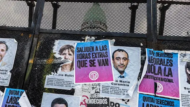 Carteles de legisladores que apoyan la reforma laboral y mensajes en contra de la nueva ley se ven pegados en las vallas de seguridad que rodean el Congreso.
