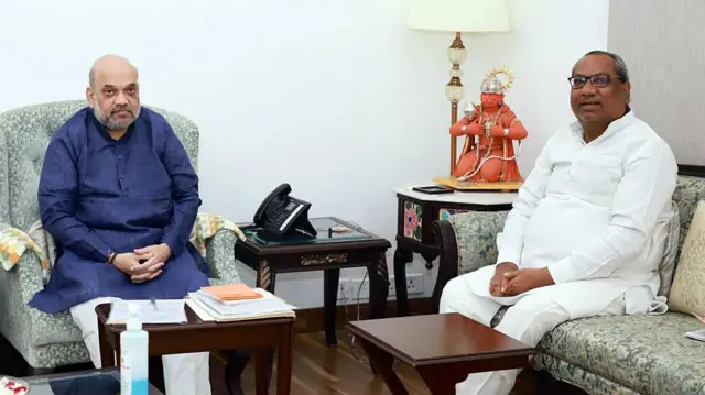 अमित शाह के साथ बैठे संजय निषाद