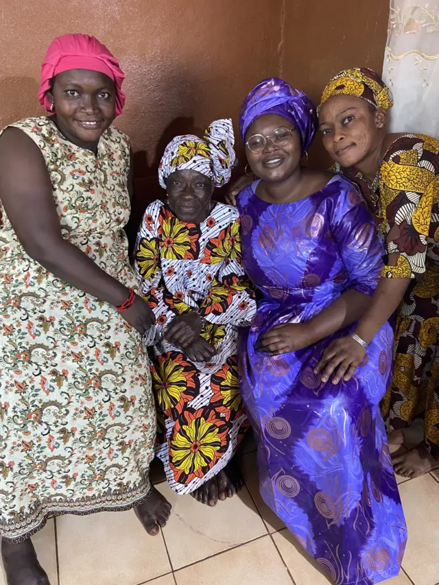 Kadi (G), Fanta (au centre) Awa (D). Juliette porte une tenue traditionnelle violette offerte par Fanta