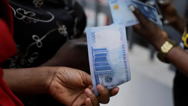 Takardar naira a hannun wata mace