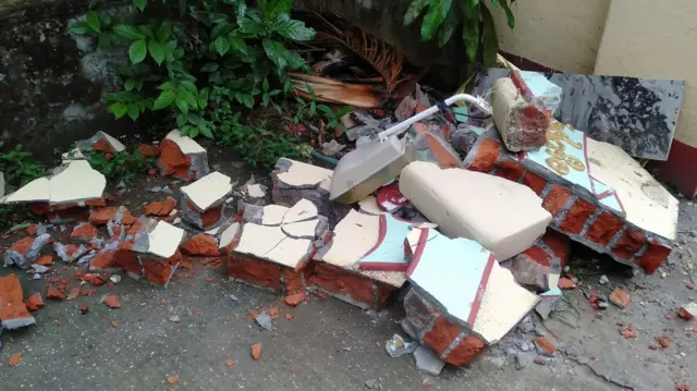 ငလျင်ကြောင့် မြို့လယ် ဓမ္မာရုံက မုခ်ဦးပြိုကျခဲ့ပါတယ်။ 