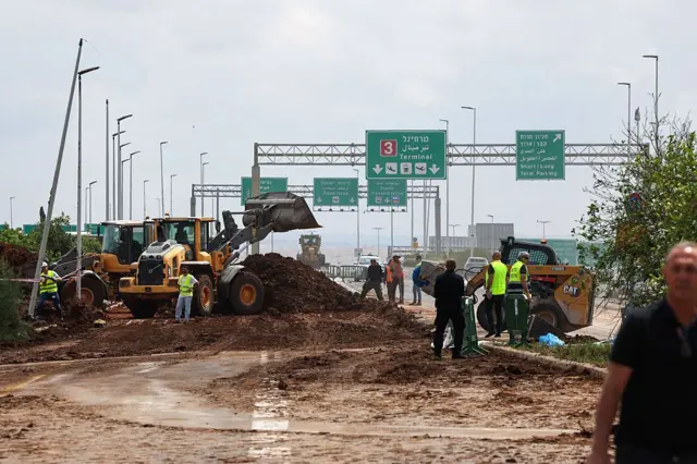 صورة بتاريخ 4 مايو/أيار 2025 لخدمات الطوارئ الإسرائيلية وهي تُخلي طريقاً خارج مطار بن غوريون الإسرائيلي بعد إطلاق صاروخ من اليمن بالقرب من المطار.