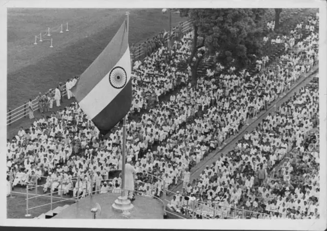 ऑगस्ट 1960 मध्ये लाल किल्ल्यावरून भाषण देताना जवाहरलाल नेहरू. 