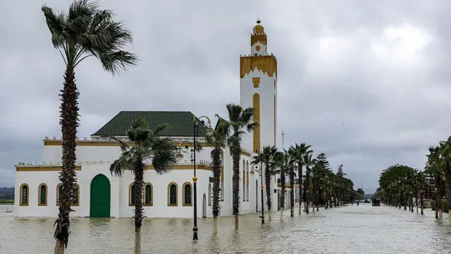 صورة لشارع من مدينة القصر الكبير بالمغرب غارق في مياه الفيضانات