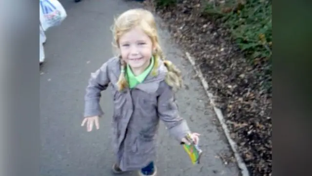 પૉપી પાંચ વર્ષનાં હતાં ત્યારે તેમણે તેમની સાથે થતા દુર્વ્યવહાર વિશે માતાને જણાવવાનો પ્રયાસ કર્યો હતો