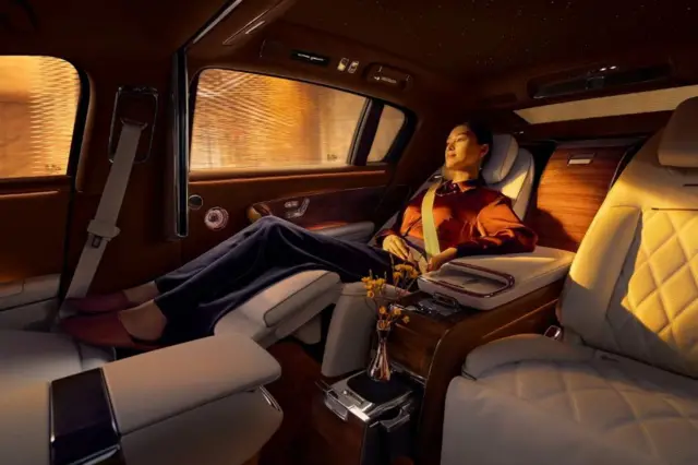 اتاق ماشین امکاناتی دارد که تنها در لیموزین‌های لوکس دیده می‌شود
