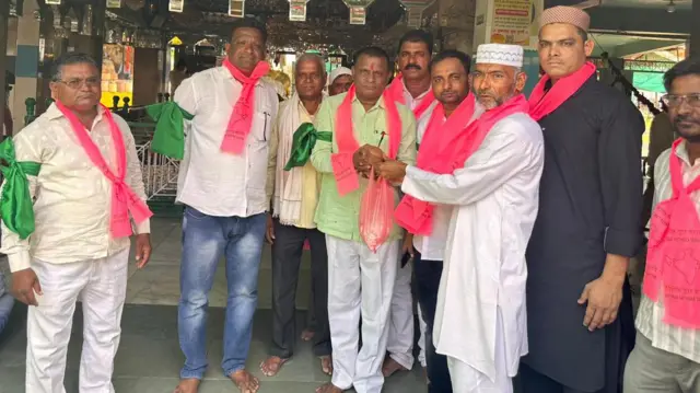 केसीआर यांची सभा यशस्वी व्हावी यासाठी BRSचे नेतेमंडळी स्थानिकांना सभेसाठी आमंत्रित करत आहेत.